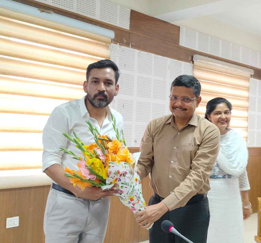 जिलाधिकारी डॉ. आशीष चौहान को दी भावभीनी विदाई