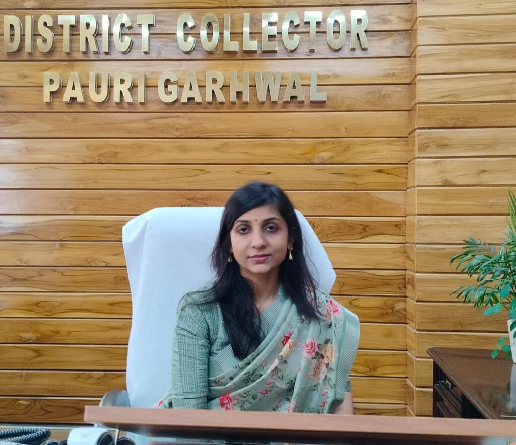 झूलते तारों और पेड़ों की टहनियों की करें छंटाई-डीएम