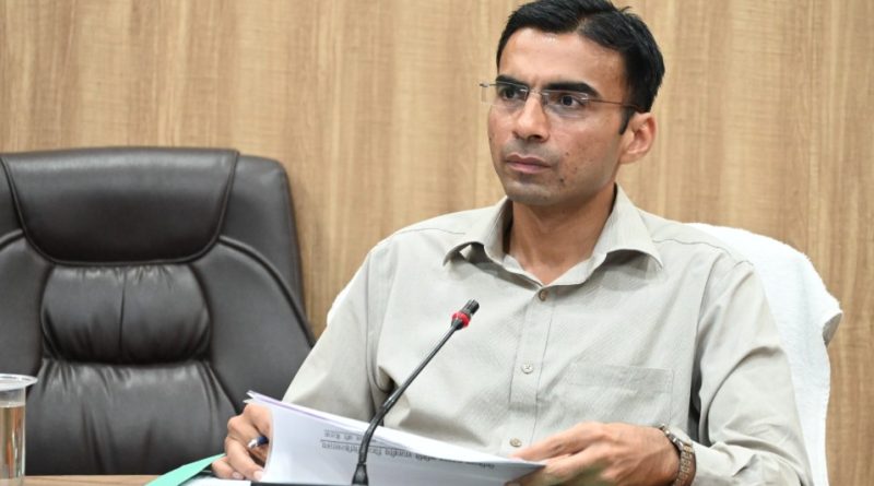कार्यालय में जुआ खेलते पकड़े गए राजस्व कर्मी पर डीएम की सख्ती, किया निलम्बित