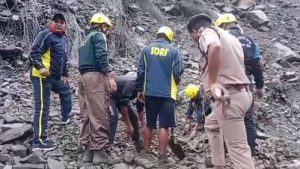 यमुनोत्री पैदल मार्ग पर भूस्खलन, मलबे में दबे कई यात्री; SDRF ने किया रेस्क्यू