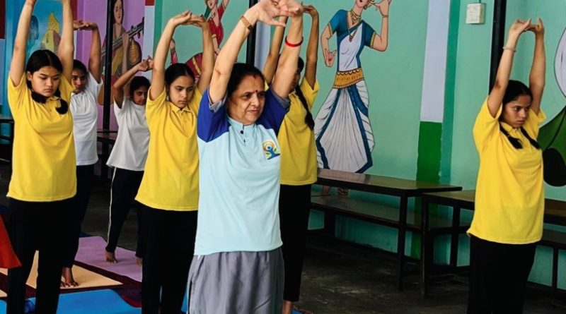 महिला आयोग की अध्यक्ष ने नारी निकेतन में संवासिनियों व बच्चों के साथ किया योग