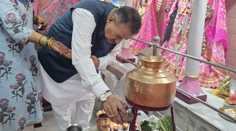 श्रावण मास के सोमवार के पावन अवसर पर भगवान शिव का जलाभिषेक करते कैबिनेट मंत्री गणेश जोशी और उनकी धर्म पत्नी निर्मला जोशी।