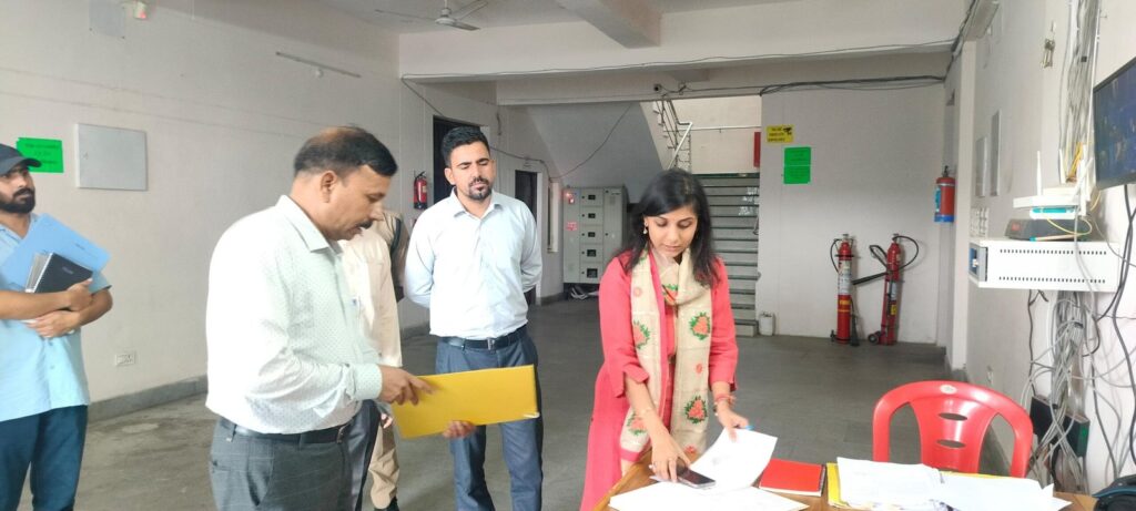 जिला निर्वाचन अधिकारी ने किया ईवीएम वेयर हाउस का मासिक निरीक्षण