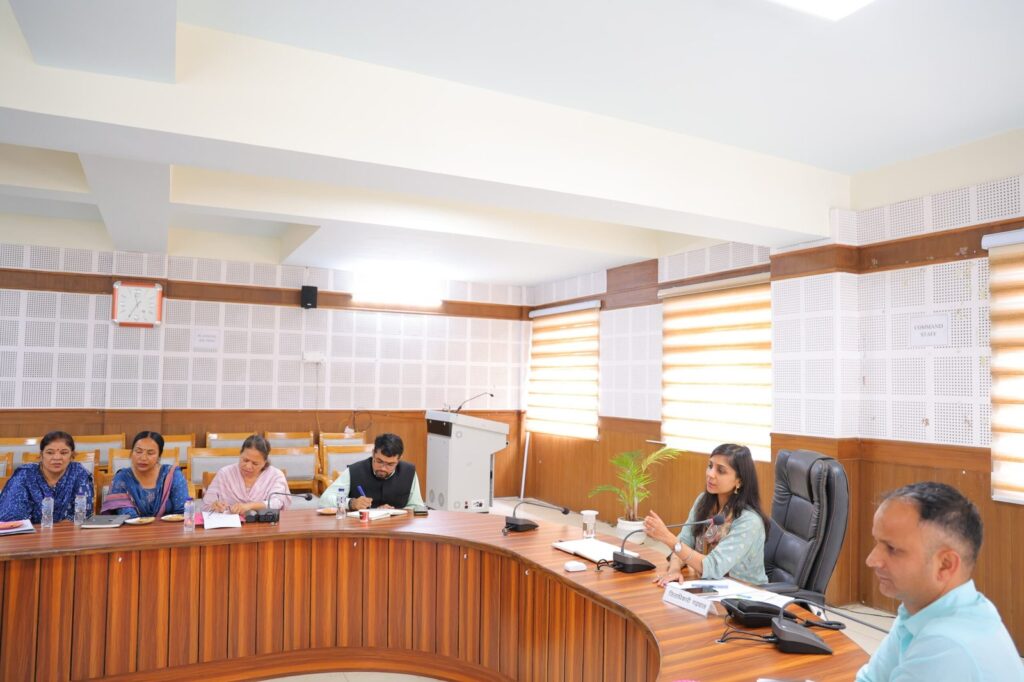 आंगनबाड़ी केंद्रों में मनोरंजन गतिविधियों से बच्चों को दें शिक्षा: जिलाधिकारी