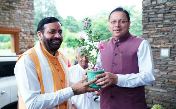 मुख्यमंत्री धामी ने हरियाणा के मुख्यमंत्री नायब सिंह सैनी का किया स्वागत एवं अभिनंदन