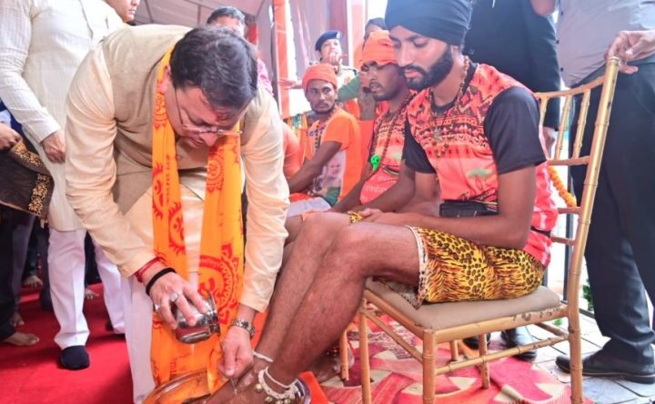 सीएम धामी ने ओम पुल में आयोजित कार्यक्रम में शिवभक्त कांवड़ियों के चरण धोकर किया स्वागत 