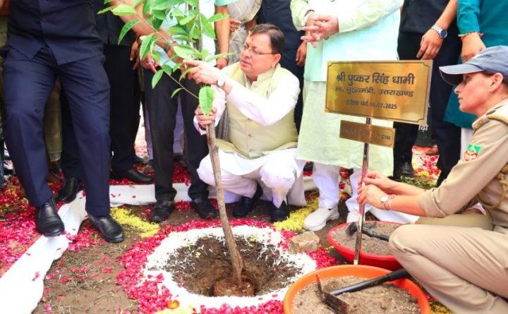 हरेला पर्व पर राज्यव्यापी पौधारोपण कार्यक्रम में मुख्यमंत्री ने रोपा रुद्राक्ष का पौधा