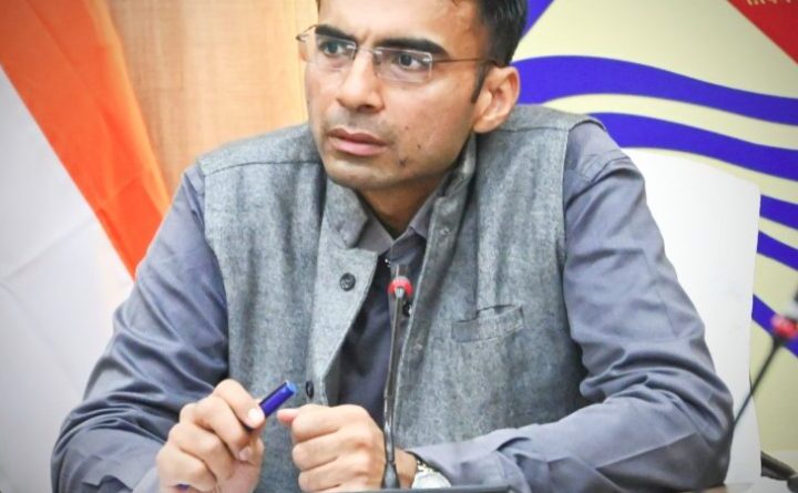 विशेषाधिकार का प्रयोग कर डीएम ने दोषी इंस्पेक्टर पिता का शस्त्र लाईसेंस किया निलम्बित