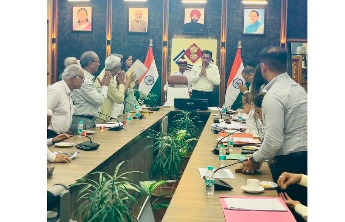 स्वतंत्रता संग्राम सेनानियों के परिजनों की मांगों पर डीएम सविन बंसल ने दिए त्वरित निर्देश