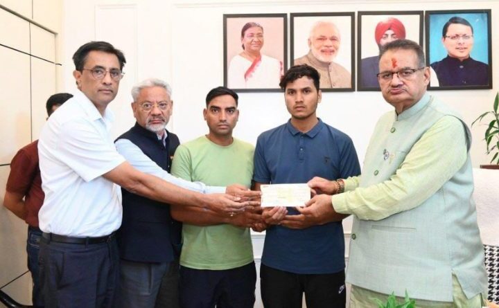 उपनल कर्मचारी कविता गुसाई के परिवार को मिली 1.5 लाख की त्वरित सहायता