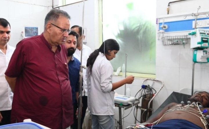 कैबिनेट मंत्री गणेश जोशी ने मनसा देवी मंदिर हादसे के घायलों से की मुलाकात