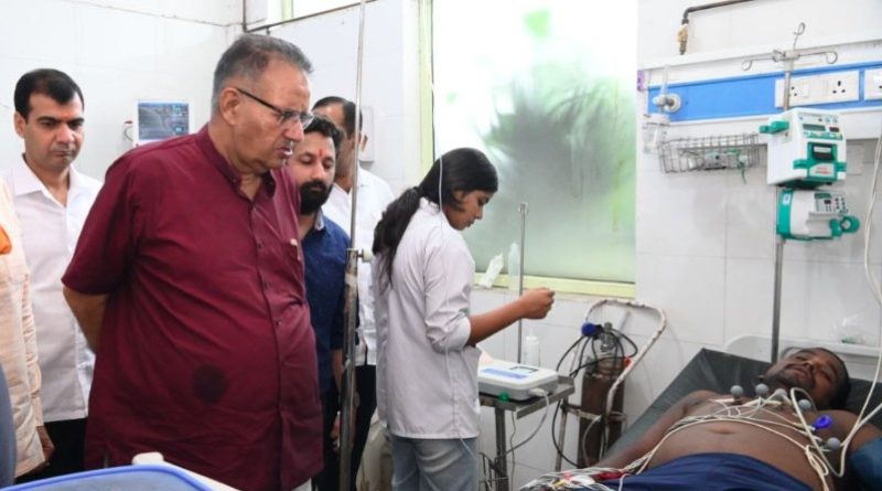 कैबिनेट मंत्री गणेश जोशी ने मनसा देवी मंदिर हादसे के घायलों से की मुलाकात