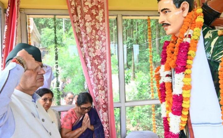 सैनिक कल्याण मंत्री गणेश जोशी ने कारगिल शहीद राजेश गुरुंग को दी श्रद्धांजलि