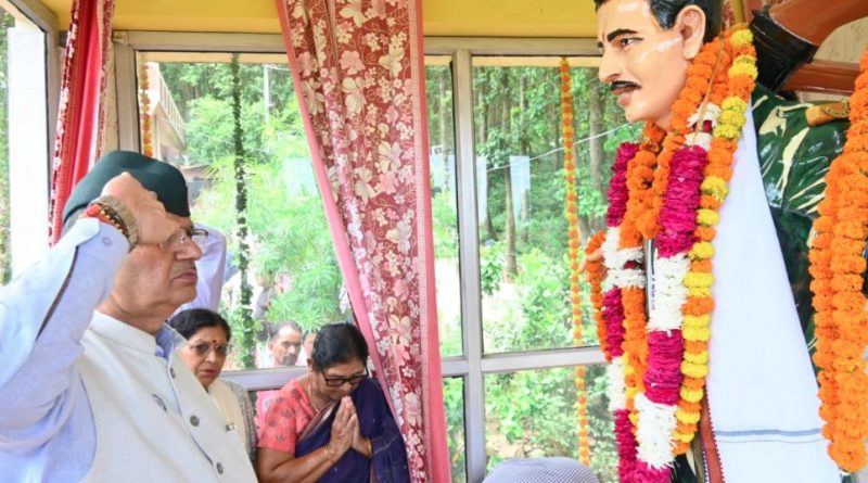 सैनिक कल्याण मंत्री गणेश जोशी ने कारगिल शहीद राजेश गुरुंग को दी श्रद्धांजलि