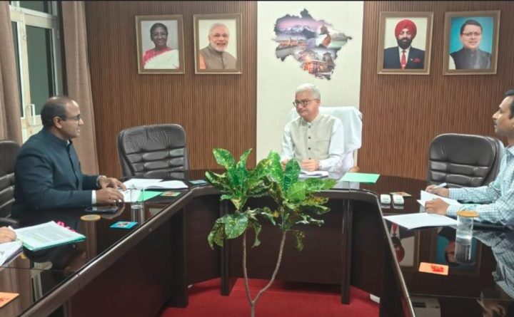 चुनाव आयुक्त डॉ. विवेक जोशी ने की निर्वाचन तैयारियों की समीक्षा बैठक