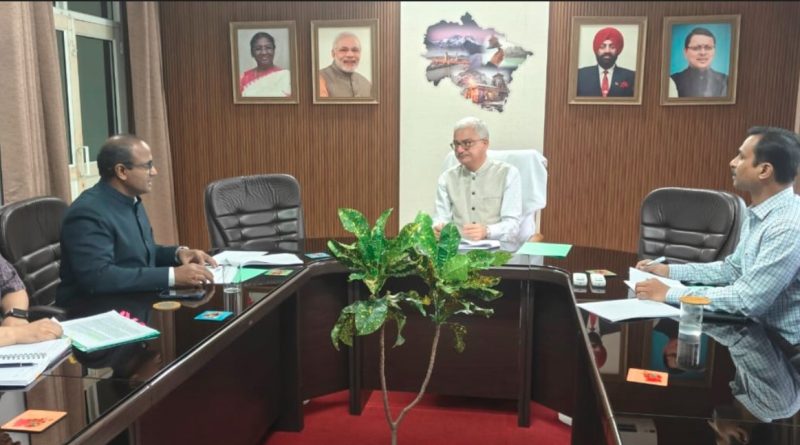 चुनाव आयुक्त डॉ. विवेक जोशी ने की निर्वाचन तैयारियों की समीक्षा बैठक