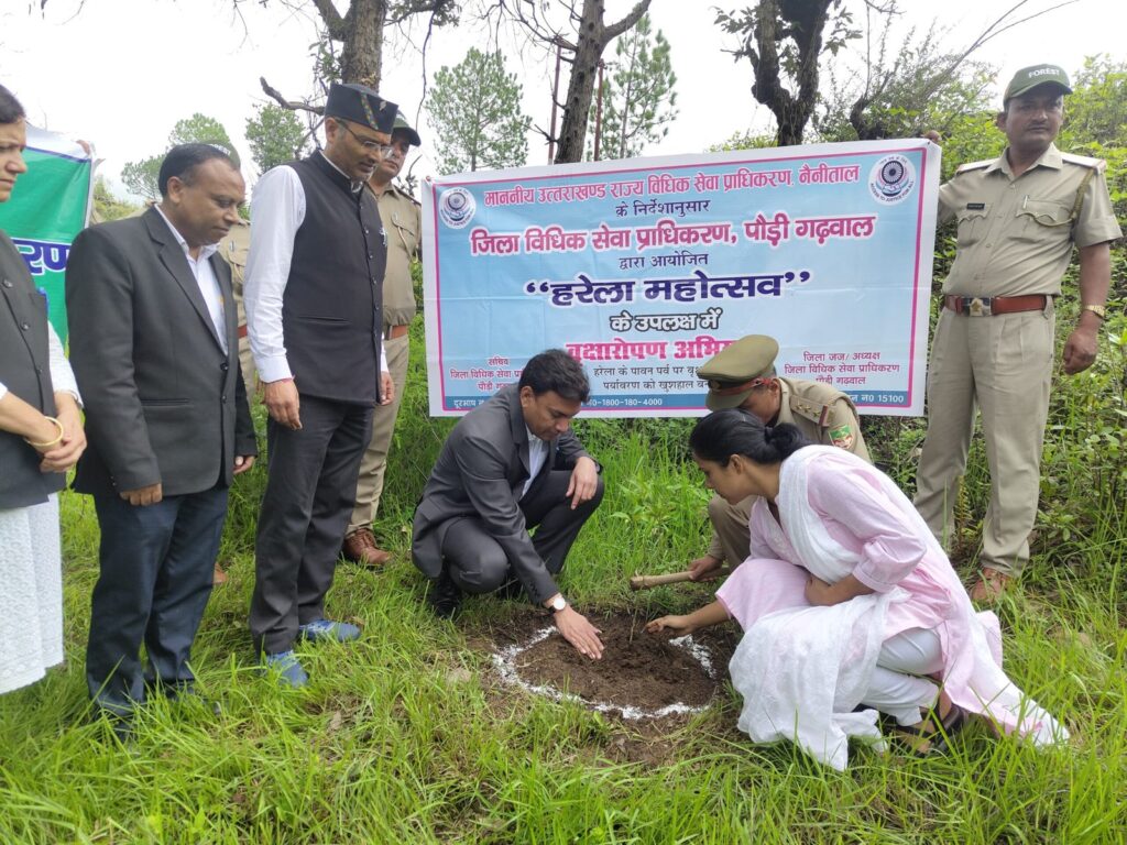 जिला विधिक सेवा प्राधिकरण की पहल पर टेका मार्ग पर रोपे विभिन्न प्रजाति के पौधे