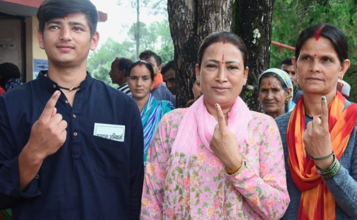 कैबिनेट मंत्री रेखा आर्या ने किया मतदान