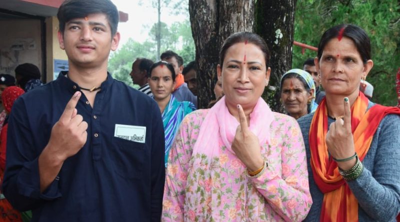 कैबिनेट मंत्री रेखा आर्या ने किया मतदान