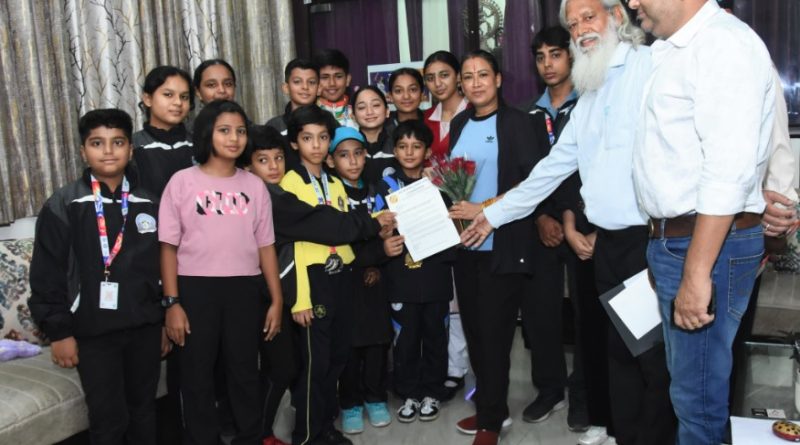 पदक विजेताओं को खेल मंत्री ने किया सम्मानित