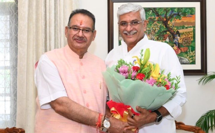 केंद्रीय पर्यटन एवं संस्कृति मंत्री गजेंद्र सिंह शेखावत का देहरादून आगमन पर स्वागत करते कैबिनेट मंत्री गणेश जोशी