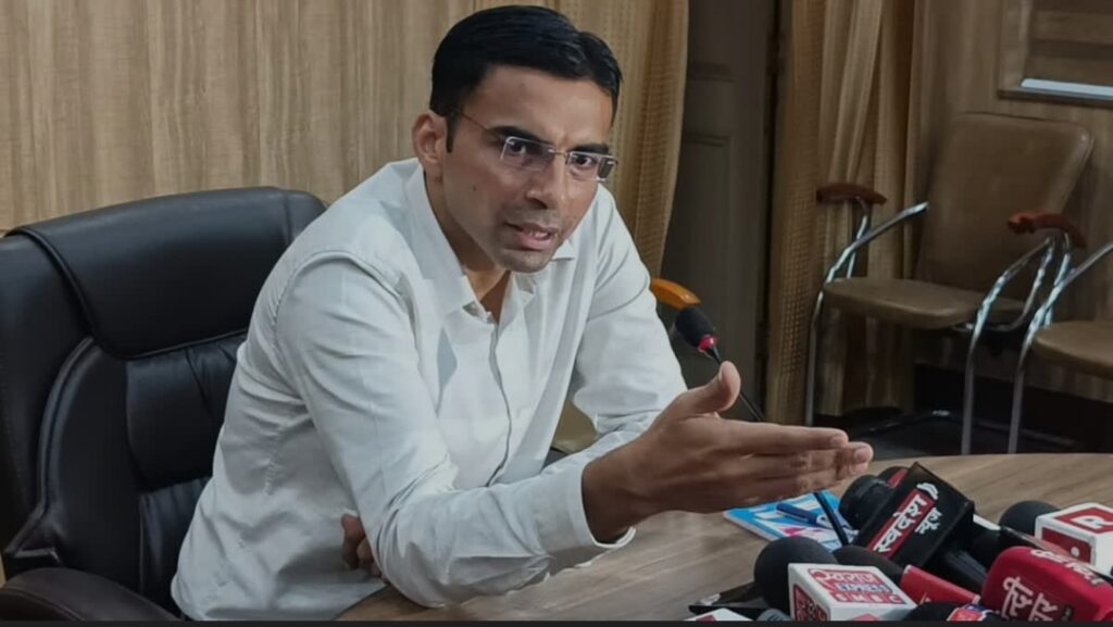 स्वास्थ्य सेवाओं के विस्तार और सुधार को लेकर जिलाधिकारी सविन बंसल ने निरीक्षण किया स्वास्थ्य सेवाओं के विस्तार और सुधार को लेकर जिलाधिकारी सविन बंसल ने निरीक्षण किया