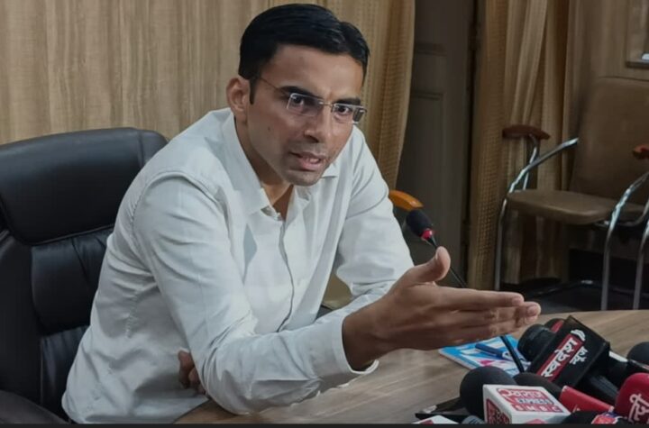 स्वास्थ्य सेवाओं के विस्तार और सुधार को लेकर जिलाधिकारी सविन बंसल ने निरीक्षण किया