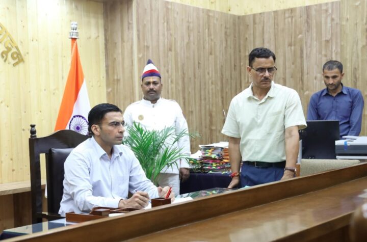 देहरादून: नशे के आदत वाले बेटों से परेशान मां ने डीएम से लगाई गुहार, डीएम ने लिया सख्त फैसला