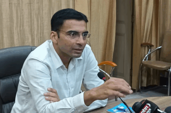 पिता का आकस्मिक निधन; पढाई पर संकट; जिला प्रशासन ने थामा रिहान का हाथ