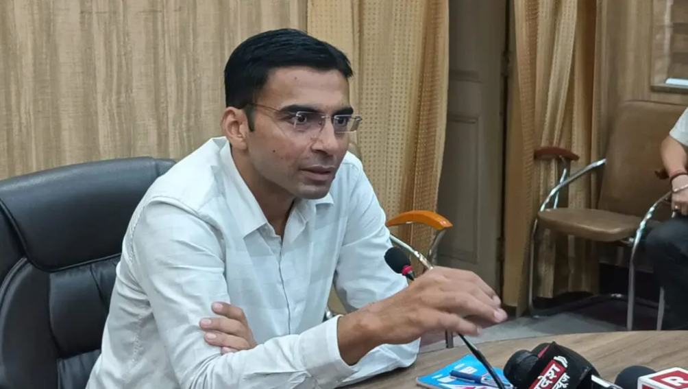 पिता का आकस्मिक निधन; पढाई पर संकट; जिला प्रशासन ने थामा रिहान का हाथ