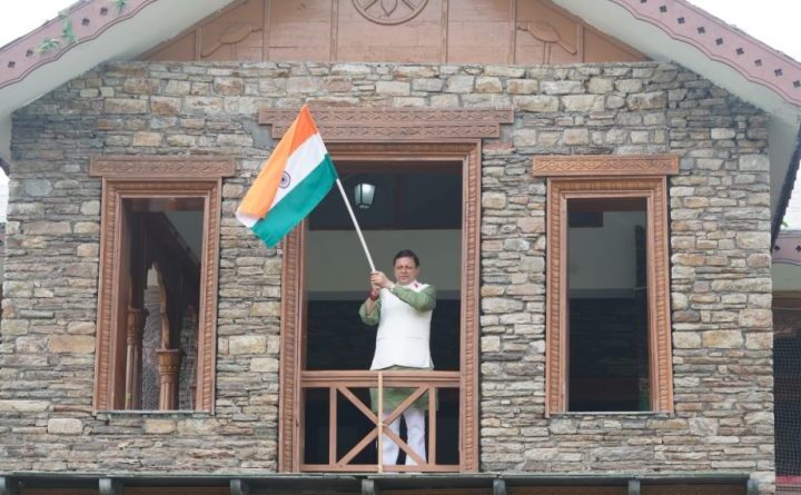 सीएम धामी ने ‘हर घर तिरंगा’ अभियान के तहत फहराया तिरंगा