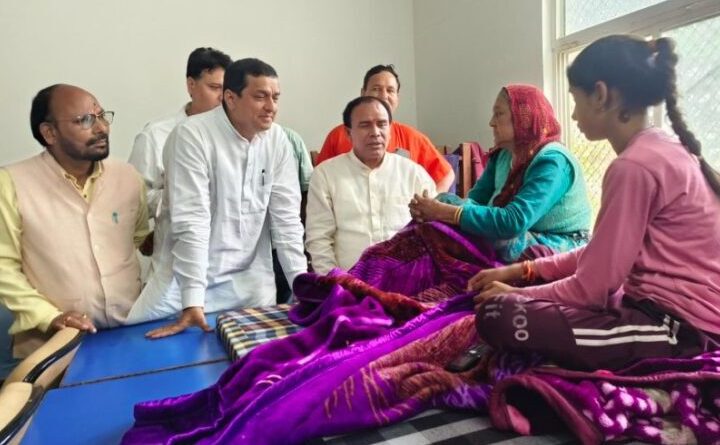 कैबिनेट मंत्री डॉ. धन सिंह रावत व सांसद अनिल बलूनी ने कुलसारी राहत शिविर में पीड़ितों से की मुलाकात कैबिनेट मंत्री डॉ. धन सिंह रावत व सांसद अनिल बलूनी ने कुलसारी राहत शिविर में पीड़ितों से की मुलाकात