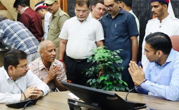 स्वतंत्रता संग्राम सेनानी के आश्रित ने डीएम का जताया आभार स्वतंत्रता संग्राम सेनानी के आश्रित ने डीएम का जताया आभार