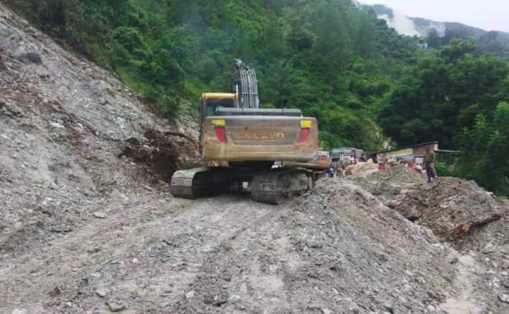 भनेरपाणी में मलबा और बोल्डर गिरने से बदरीनाथ हाईवे बंद, यात्रियों की बढ़ी मुश्किलें