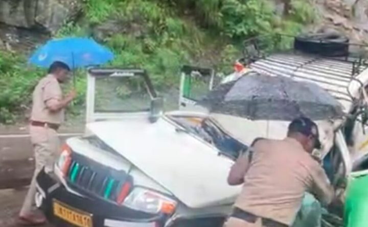 सिद्धबली मंदिर के पास मैक्स वाहन पर गिरा मलबा, दो की मौत, पांच घायल