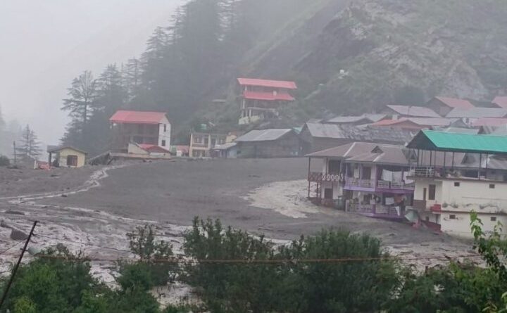 उत्तरकाशी में कहर बनकर टूटा बादल, धराली में तबाही, 4 की मौत, कई लापता