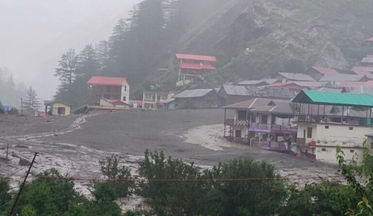 उत्तरकाशी में कहर बनकर टूटा बादल, धराली में तबाही, 4 की मौत, कई लापता