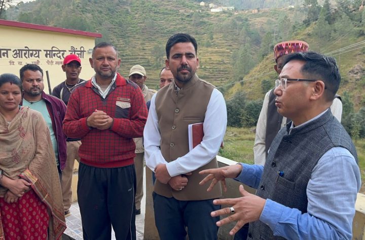 मा. मुख्यमंत्री के निर्देशों पर जिला प्रशासन ने आपदा प्रभावितों के साथ सैंजी में मनायी दीवाली मा. मुख्यमंत्री के निर्देशों पर जिला प्रशासन ने आपदा प्रभावितों के साथ सैंजी में मनायी दीवाली