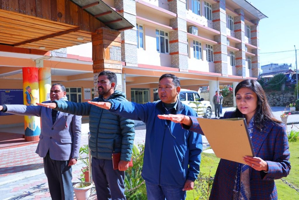 संविधान दिवस पर कलेक्ट्रेट व विद्यालयों में कार्यक्रम आयोजित, दिलायी गयी संविधान की शपथ