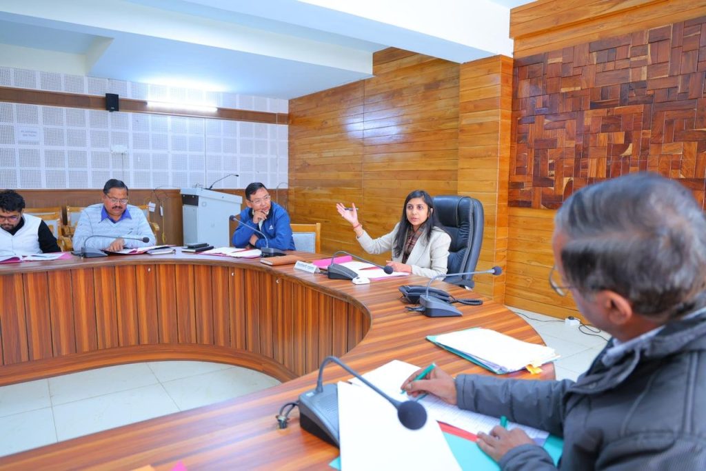 जिलाधिकारी द्वारा कोटद्वार बेस अस्पताल की व्यवस्थाओं की विस्तृत समीक्षा