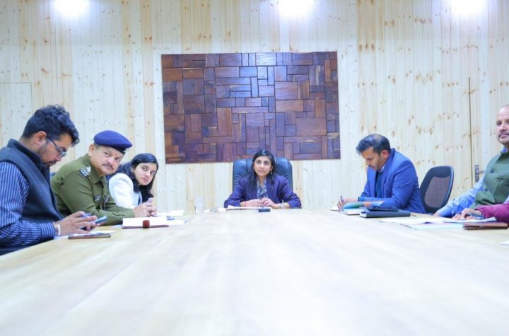 जंगली जानवरों की बढ़ती सक्रियता पर जिलाधिकारी की समीक्षा बैठक, सुरक्षा उपायों को और मजबूत करने के निर्देश