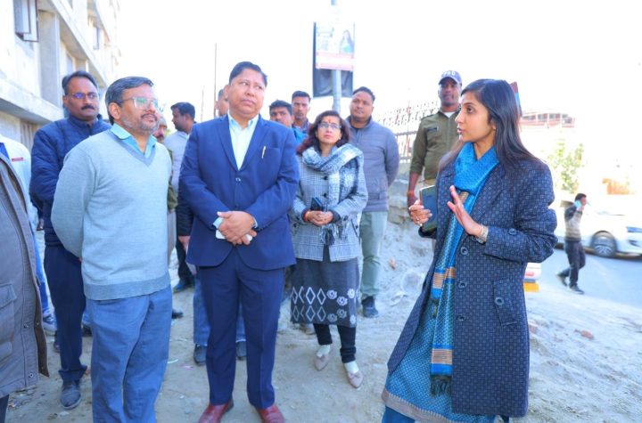 जिलाधिकारी ने किया श्रीनगर के एचएनबी बेस हॉस्पिटल के निर्माणाधीन क्रिटिकल केयर ब्लॉक का निरीक्षण