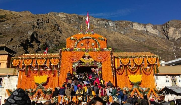 विधि विधान के साथ बंद हुए बदरीनाथ धाम के कपाट