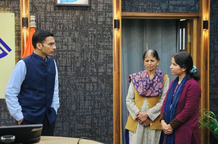 डीएम सविन बंसल की पहल से आर्थिक संकट से जूझ रही प्रियंका को मिली लैब ऑफिसर की नौकरी