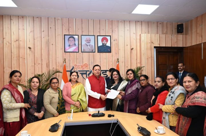 मुख्यमंत्री धामी से मिलीं आंगनबाड़ी कार्यकत्रियां, विभिन्न मांगों को लेकर सौंपा ज्ञापन