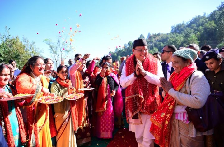 अपने पैतृक गांव पहुंचे मुख्यमंत्री धामी, ग्रामीणों ने किया स्वागत