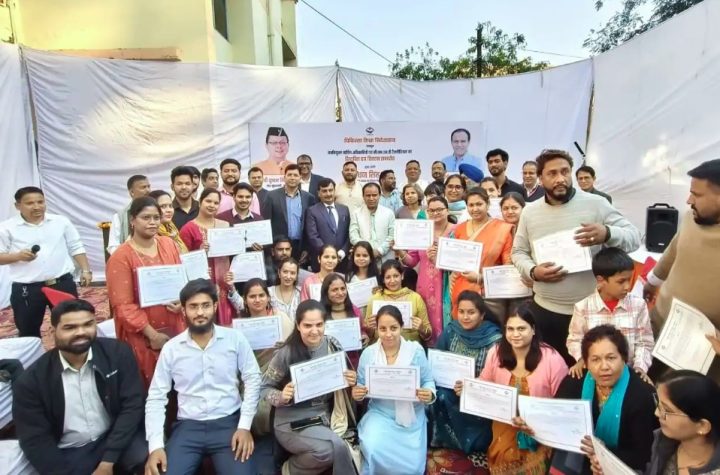 स्वास्थ्य मंत्री डॉ. धन सिंह रावत ने 28 नर्सिंग अधिकारियों को सौंपे नियुक्ति पत्र