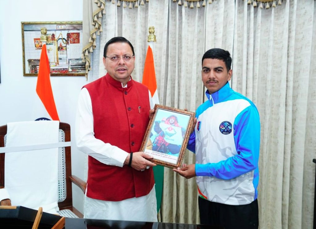 मुख्यमंत्री धामी से मिले माउंट एवरेस्ट फतह करने वाले 16 वर्षीय सचिन कुमार