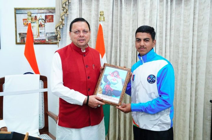 मुख्यमंत्री धामी से मिले माउंट एवरेस्ट फतह करने वाले 16 वर्षीय सचिन कुमार