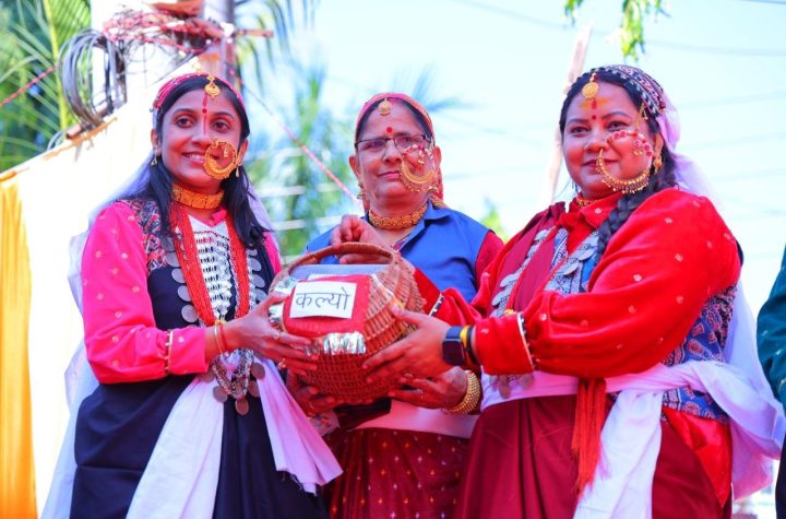 सुण दीदी सुण भुली, मैं त अपण संस्कृति बचौंण चली: जिलाधिकारी